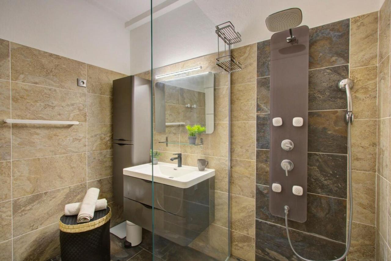 La Villa Alexie - Lagon De Trou D'Eau Ла-Салін-ле-Бен Екстер'єр фото